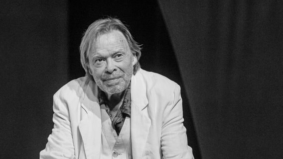 Volker Lechtenbrink bei einer Aufführung im Ernst Deutsch Theater. © picture alliance/dpa | Markus Scholz Foto: Markus Scholz