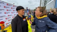 Anna Rüter interviewt eine Mitarbeiterin vom Lego Discovery Centre in Hamburg. © NDR Screenshot 