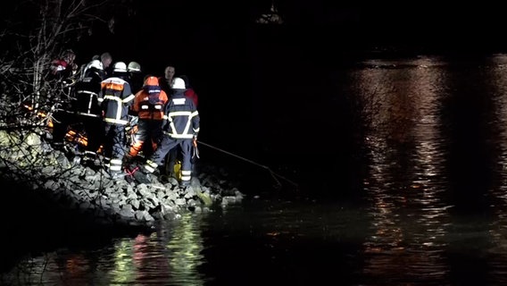 Einsatzkräfte der Feuerwehr bergen Leiche aus der Elbe © Nonstop News 