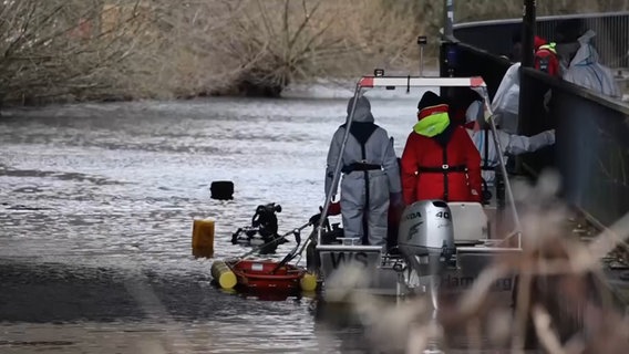 Boot und Beamte der Wasserschutzpolizei auf der Wilhelmsburger Dove-Elbe. Dort wurden zuvor Leichenteile entdeckt. © TV-Elbnews 