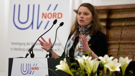 Hamburgs Wirtschaftssenatorin Melanie Leonhard (SPD) spricht beim Neujahrsempfang des UV Nord im Hotel "Atlantic". © Marcus Brandt/dpa 