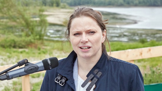 Hamburgs Wirtschaftssenatorin Melanie Leonhard (SPD) spricht in ein Mikrofon. © picture alliance/dpa Foto: Georg Wendt