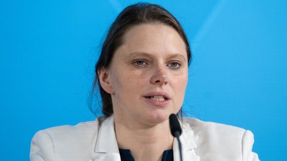 Melanie Leonhard (SPD), Wirtschaftsenatorin von Hamburg, spricht vor blauem Hintergrund. © picture alliance/dpa | Sven Hoppe Foto: Sven Hoppe