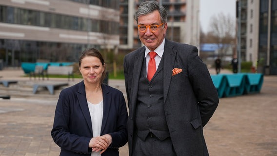 Hamburgs Wirtschaftssenatorin Melanie Leonhard (SPD) mit dem Deutschen Botschafter Christian Heldt in Riga. © NDR Foto: Arman Ahmadi