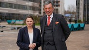 Hamburgs Wirtschaftssenatorin Melanie Leonhard (SPD) mit dem Deutschen Botschafter Christian Heldt in Riga. © NDR Foto: Arman Ahmadi