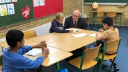 Schulsenator Ties Rabe (SPD) zu Besuch in einer Schule während der Hamburger Lernferien. © NDR Foto: Andreas Gartner