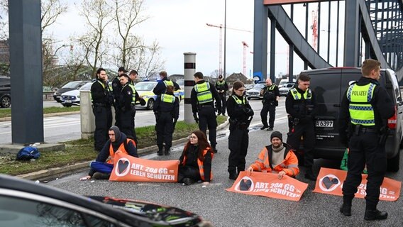 Klimaaktivisten der Bewegung Letzte Generation haben am Samstag die Elbbrücken stadteinwärts blockiert. © dpa-Bildfunk Foto:  Jonas Walzberg/dpa