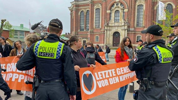 Polizisten und Teilnehmer einer Kundgebung der Gruppe "Letzte Generation" vor dem Michel in Hamburg. © NDR Foto: Finn Kessler