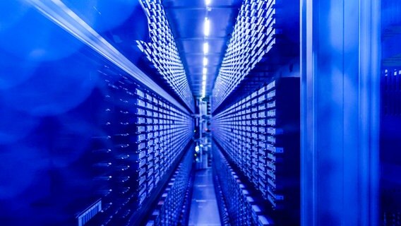 Festplattenstapel werden im neu eingeweihten Supercomputer Levante im Deutschen Klimarechenzentrum in Hamburg von blauen Lichtern illuminiert. © picture alliance / dpa Foto: Axel Heimken