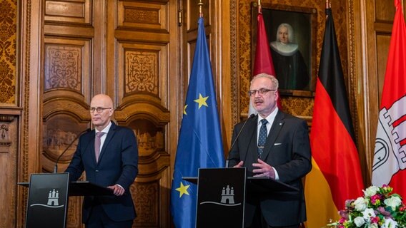 Hamburgs Bürgermeister Peter Tschentscher (l.) und der lettische Präsident Egils Levits geben im Hamburger Rathaus Statements ab.  