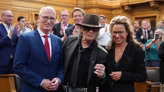 Verleihung der Ehrenbürgerschaft im Hamburger Rathaus: Udo Lindenberg zwischen Bürgermeister Peter Tschentscher und Bürgerschaftspräsidentin Carola Veit (beide SPD). © picture alliance/dpa Foto: Marcus Brandt