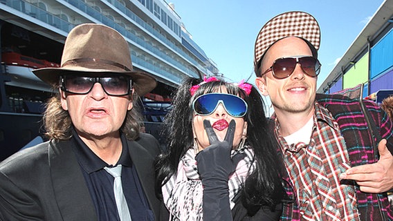 Udo Lindenberg, Nina Hagen und Jan Delay am Kreuzfahrtterminal in Hamburg. © dpa Foto: Bodo Marks