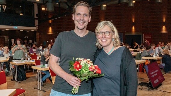 Thomas Iwan und Sabine Ritter stehen nach ihrer Wahl zu Landessprechern auf dem Landesparteitag der Hamburger Linken zusammen. © Markus Scholz/dpa 