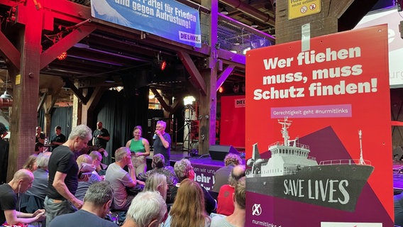 Die Linke bei einer Veranstaltung zum Wahlkampfauftakt in der Hamburger Fabrik. © NDR Foto: Jörn Straehler-Pohl