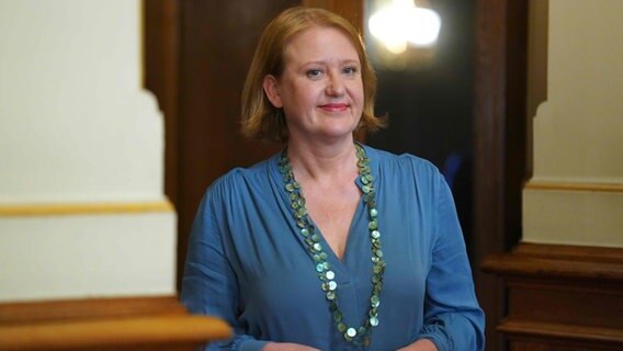 Bundesfamilienministerin Lisa Paus (Grüne) geht nach ihrer Zeugenaussage vor dem PUA Cum-Ex in Hamburg aus dem Plenum. © Marcus Brandt/dpa 