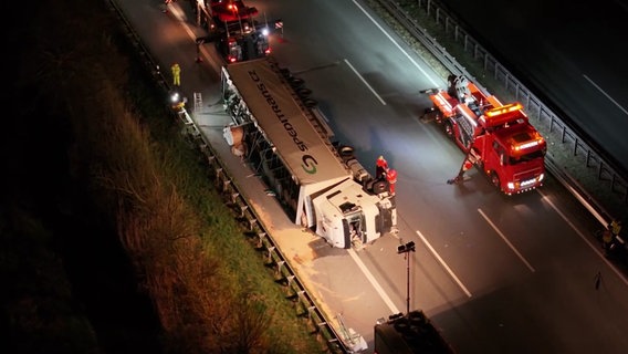 Ein LKW liegt umgekippt auf der Autobahn. © News5 