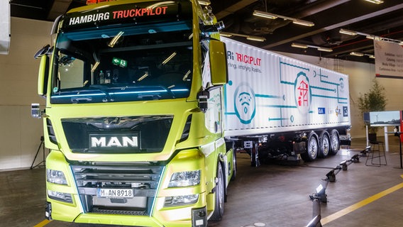 Ein autonom fahrender Truck des Projekts "Hamburg Truckpilot" steht auf dem ITS-Kongress auf dem Messestand des Fahrzeugherstellers MAN. © picture alliance/dpa | Markus Scholz Foto: Markus Scholz