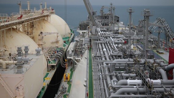 Themenbild: Ein Schiff, das Flüssiggas (LNG) geladen hat, liegt an einem Terminal. © picture alliance / AA Foto: Burak Milli