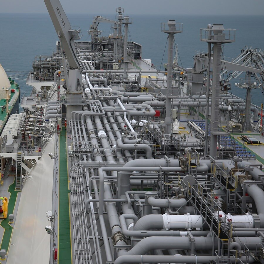 Ein Schiff, das Flüssiggas (LNG) geladen hat, liegt an einem Terminal. © picture alliance / AA Foto: Burak Milli