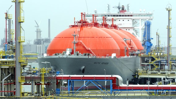 Der LNG-Frachter Arctic Voyager an einem LNG-Terminal in Rotterdam. © picture alliance/dpa/ANP Foto: Lex Van Lieshout