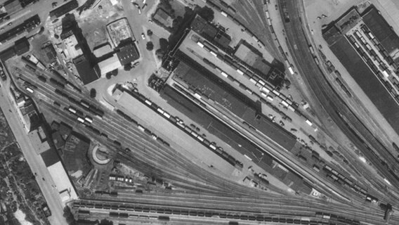Historische Luftaufnahme des Hamburger Bahnhofs mit abgehenden Gleisen. © FHH/Landesbetrieb für Geoinformation und Vermessung 
