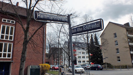 Zwei Straßennamenschilder in Barmbek: Heitmannstraße und Beim alten Schützenhof © Marc-Oliver Rehrmann Foto: Marc-Oliver Rehrmann