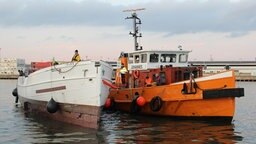 Der Lotsenschoner wird in den Hamburger Hafen geschleppt. © NDR Foto: Floran Tropp