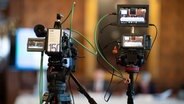 Videokameras streamen eine Landespressekonferenz im Hamburger Rathaus. © picture alliance/dpa Foto: Daniel Reinhardt