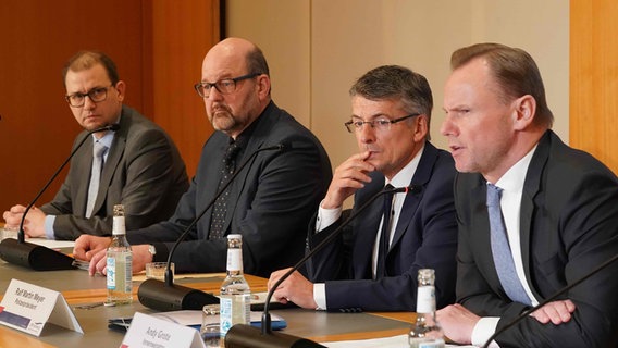 Andy Grote (SPD), Senator für Inneres und Sport in Hamburg, Polizeipräsident Ralf Martin Meyer, Arnold Keller von der Generalstaatsanwaltschaft und Uwe Stockmann, Landeskriminalamt Hamburg (v.r.n.l.), sitzen im Rathaus während der Landespressekonferenz zum aktuellen Ermittlungsstand der Amok-Tat. © picture alliance/dpa | Marcus Brandt Foto: Marcus Brandt