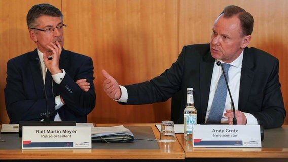 Hamburgs Innnenseantor Andy Grote (rechts, SPD) sitzt neben Hamburgs Polizeipräsident Ralf Martin Meyer in der Landespressekonferenz zum Ermittlungsstand der Amoktat. © dpa Foto: Marcus Brandt