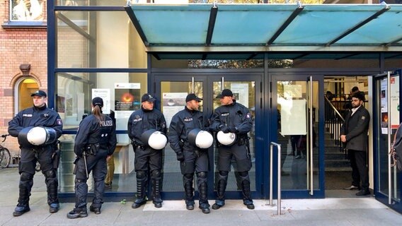 Polizisten sichern bei einer Vorlesung von AfD-Mitbegründer Bernd Lucke einen Eingang an der Hamburger Universität. © NDR Foto: Zeljko Todorovic