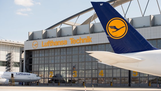 Ein Airbus A330-343 der Lufthansa steht in Hamburg vor einer Halle der Lufthansa Technik AG. © picture alliance / Daniel Reinhardt/dpa | Daniel Reinhardt Foto: Daniel Reinhardt