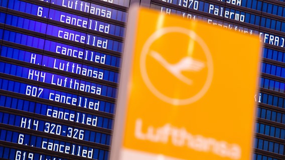 Zahlreiche Flüge der Lufthansa werden während eines Streiks als gestrichen ausgewiesen. © picture alliance/dpa | Matthias Balk Foto: Matthias Balk
