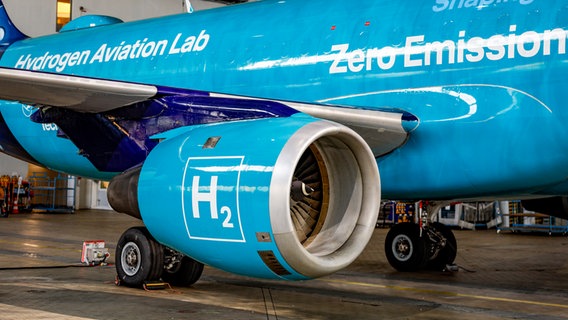 Ein ausgemustertes Flugzeug am Hamburger Flughafen, das zum Wasserstofflabor wird. © Axel Heimken/dpa 
