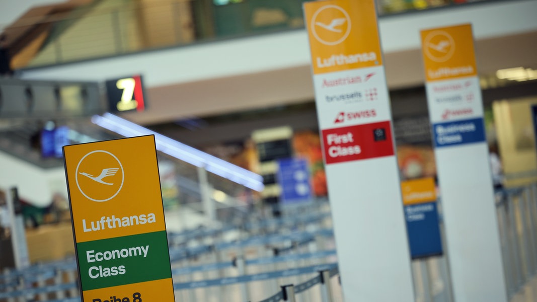 Hinweisschilder stehen am Eingang zum Lufthansa Check-In im Terminal 2 im Airport Hamburg.