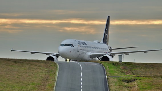 Eine gelandete Maschine der Lufthansa rollt auf dem Weg zum Terminal. © picture alliance / Daniel Kubirski 