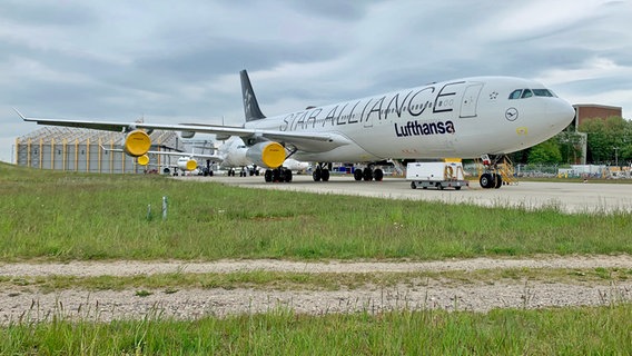 Eine geparkte Lufthansa-Maschine während der Corona-Krise am Rande des Hamburger Flughafens © NDR Foto: Christopher Scheffelmeier