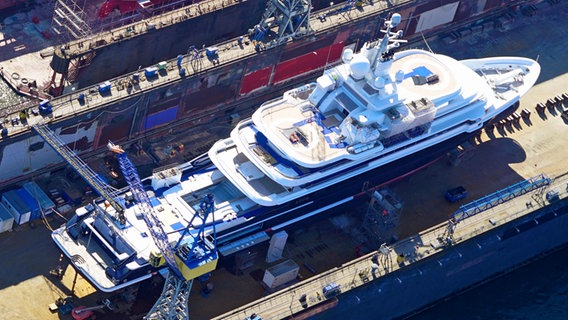 Die Jacht "Luna" bei der Werft Blohm + Voss im Hamburger Hafen. © picture alliance 