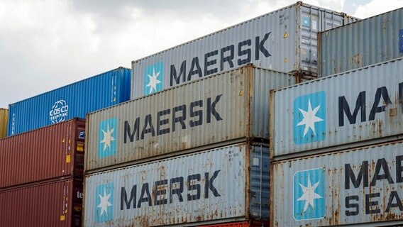 Bewölkter Himmel über einem Stapel Container der Reederei Maersk. © picture alliance / Rupert Oberhäuser Foto: Rupert Oberhäuser