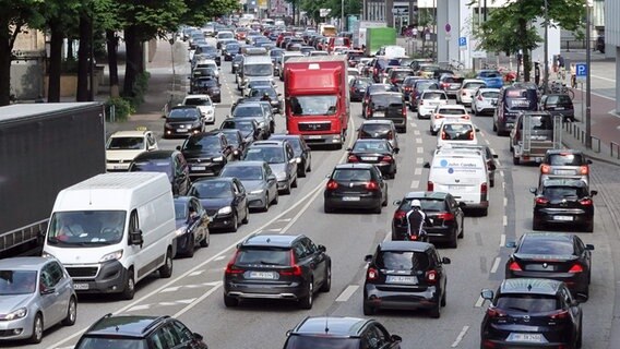 Dichter Verkehr auf einer der Magistralen in Hamburg. © picture alliance/dpa/dpa-Zentralbild Foto: Soeren Stache