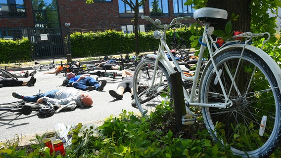 Mahnwache für einen getöteten Radfahrer im Hamburger Stadtteil Veddel. Im Vordergrund ein sogenannten Ghostbike. © HamburgNews Foto: Christoph Seemann