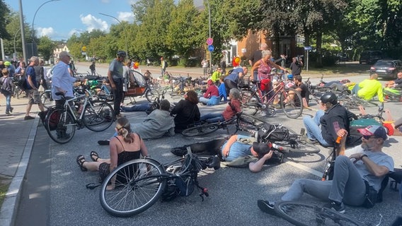 Mahnwache für einen getöteten Radfahrer. © NDR Foto: Anna Rüter