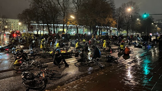 Mahnwache für einen getöteten Fahrradfahrer in der Nähe vom ZOB in Hamburg. © NDR Foto: Finn Kessler