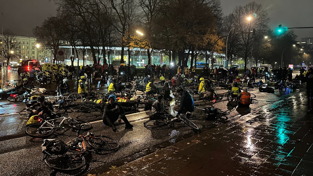 Mahnwache für einen getöteten Fahrradfahrer in der Nähe vom ZOB in Hamburg.