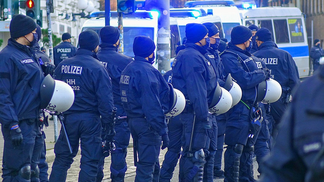 Polizisten beobachten eine Demonstration in Hamburg.