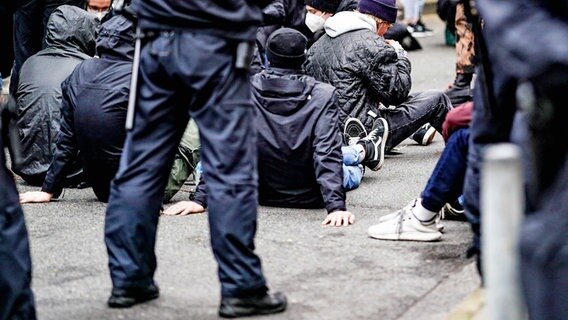 Polizeikräfte halten Demonstranten im Stadtteil St. Georg fest. © picture alliance/dpa Foto: Axel Heimken