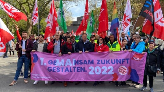 Demonstranten mit einem Banner zum 1. Mai 2022 © NDR / Karsten Sekund Foto: Karsten Sekund