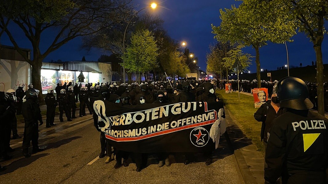 Ein Demonstrationszug zieht am 1. Mai durch Hamburg-Wilhelmsburg.