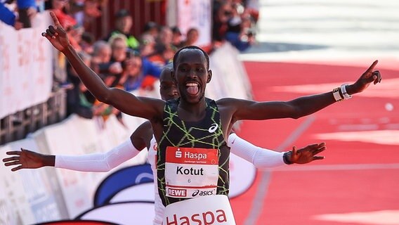 Cybrian Kotut aus Kenia feiert seinen Sieg beim Hamburg-Marathon. © picture alliance/dpa Foto: Christian Charisius