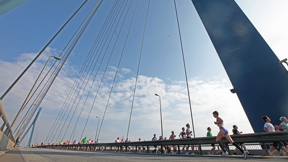 Marathonläufer auf der Hamburger Köhlbrandbrücke. © dpa Foto: Ulrich Perrey
